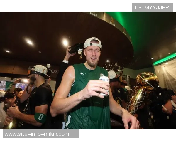 波尔津吉斯赛后与豪泽塔图姆怀特亲切交流回忆夺冠时光